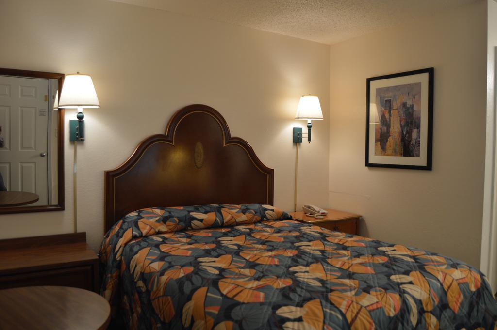 Travelers Inn Wilburton Room photo